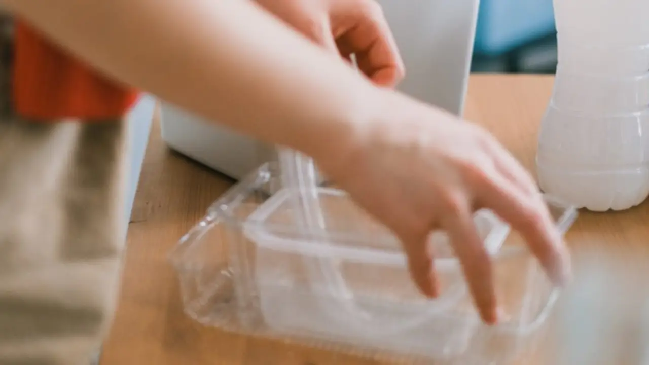 Plastica ingiallita? ecco Il trucco facile per farla tornare bianca come nuova in pochi minuti Immagine selezionata