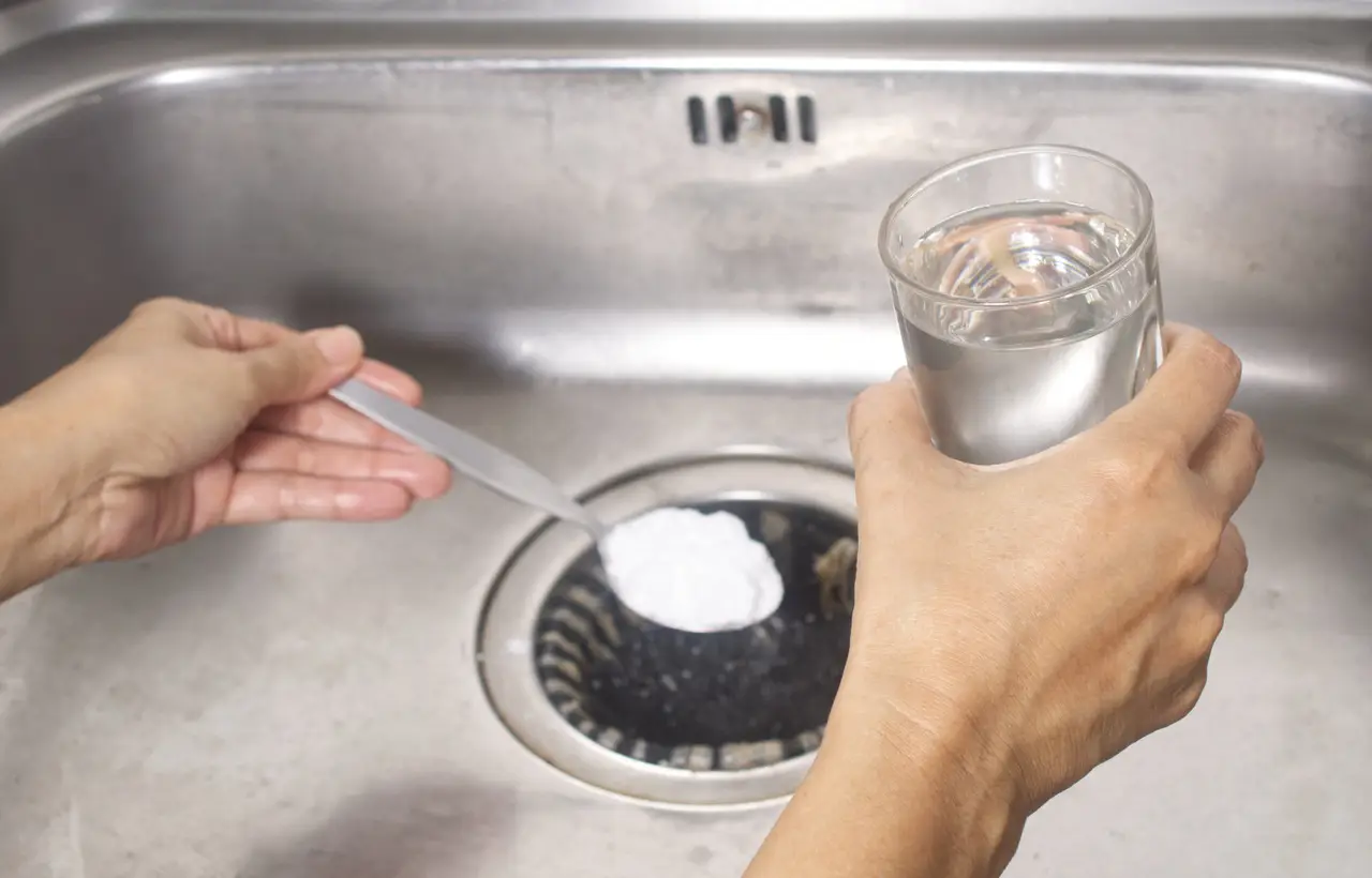 Come eliminare i cattivi odori dagli scarichi della tua cucina Immagine selezionata