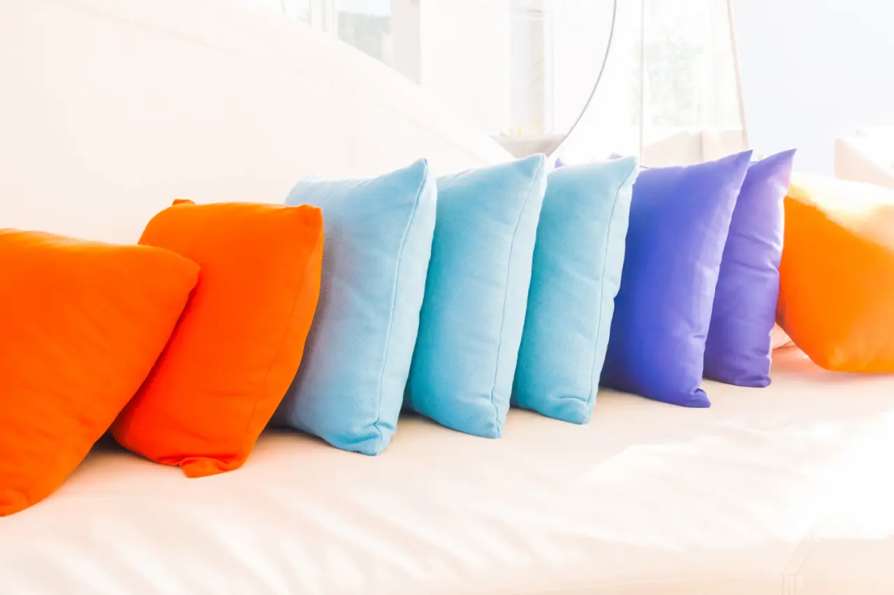 Come smacchiare le fodere dei cuscini senza farle decolorare