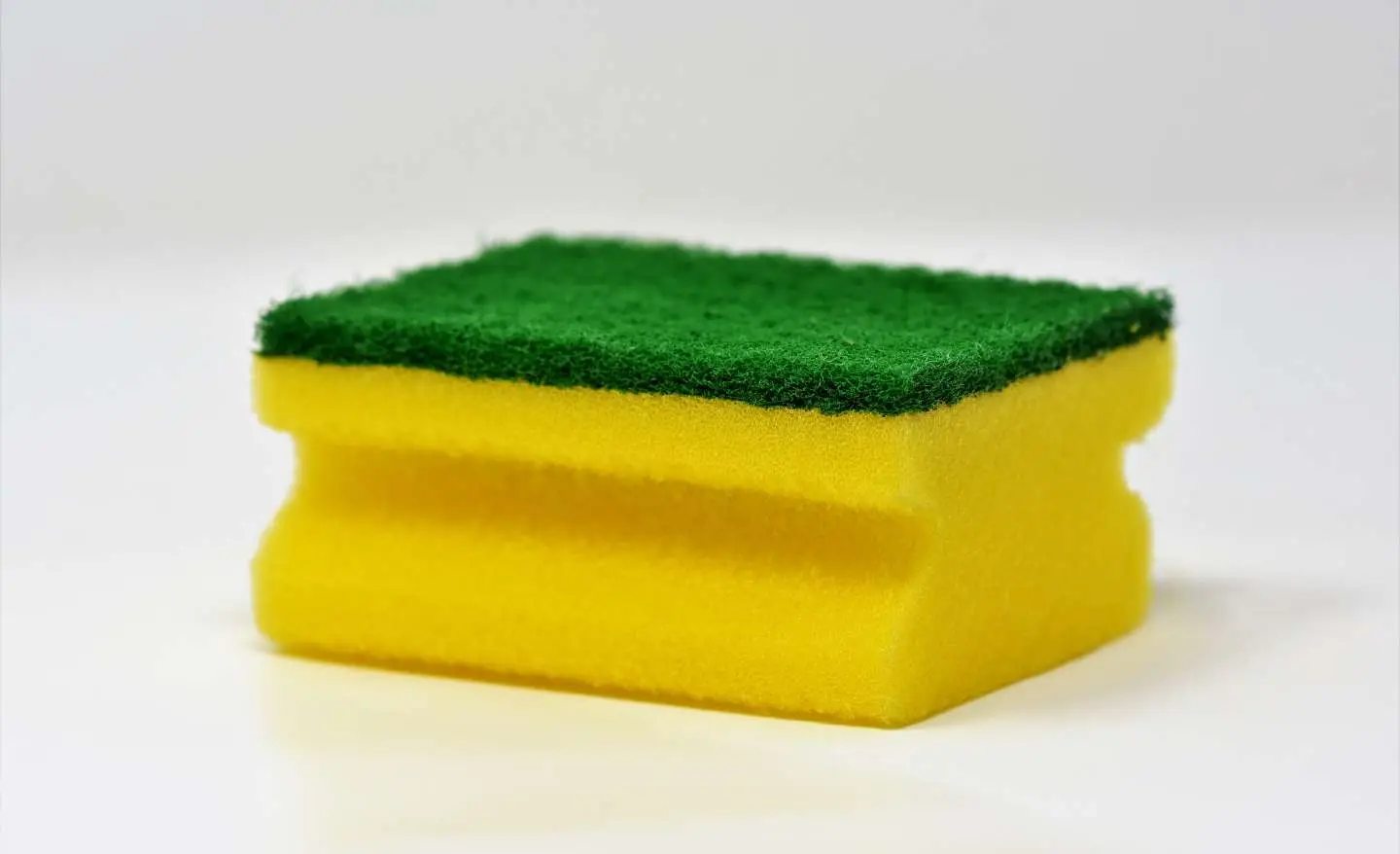 Non usare la spugna da cucina troppo a lungo: ogni quanto cambiarla Non usare la spugna da cucina troppo a lungo: ogni quanto cambiarla