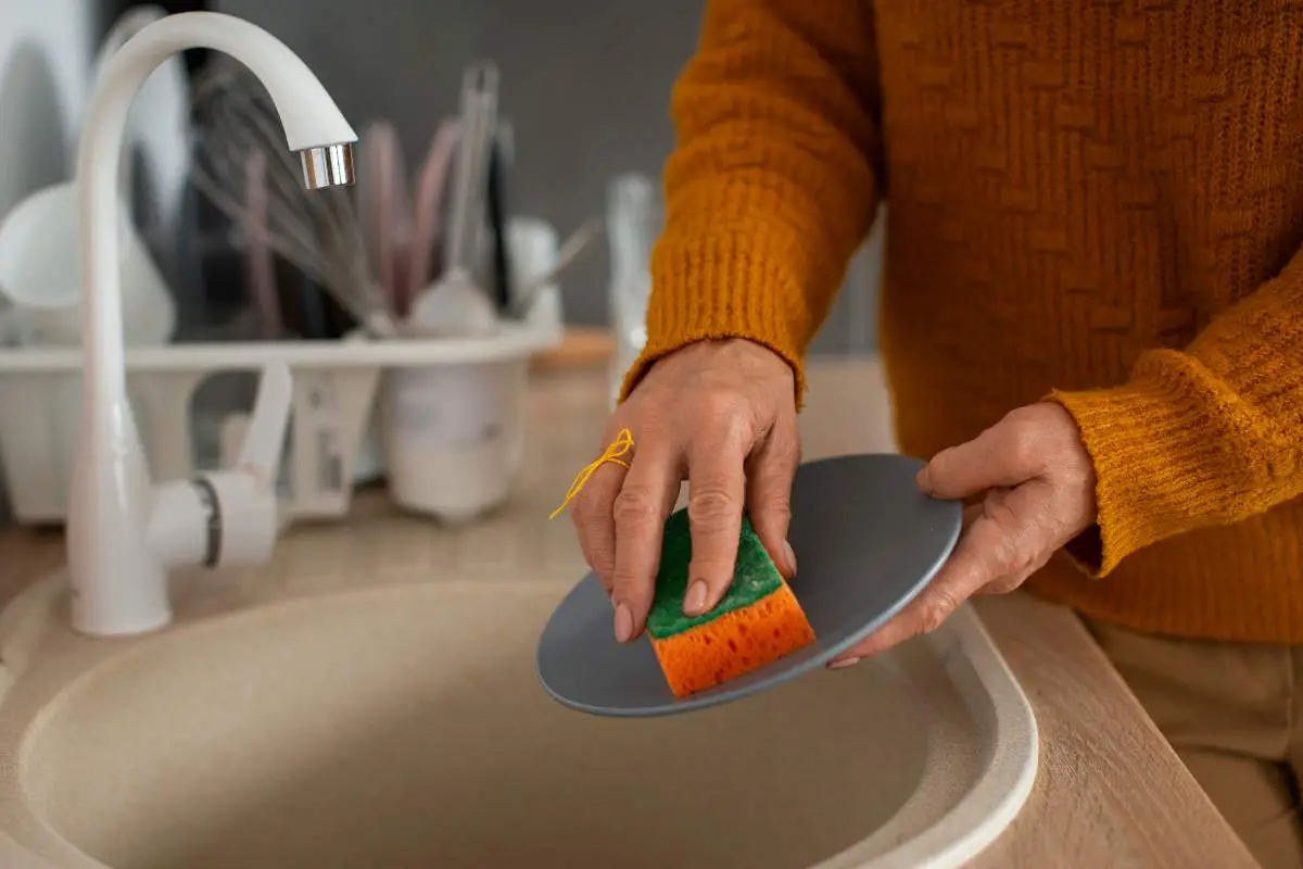 Non usare la spugna da cucina troppo a lungo: ogni quanto cambiarla Immagine selezionata