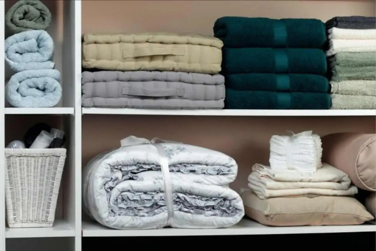 Ecco come sistemare le coperte in armadio per occupare meno spazio Ecco come sistemare le coperte in armadio per occupare meno spazio