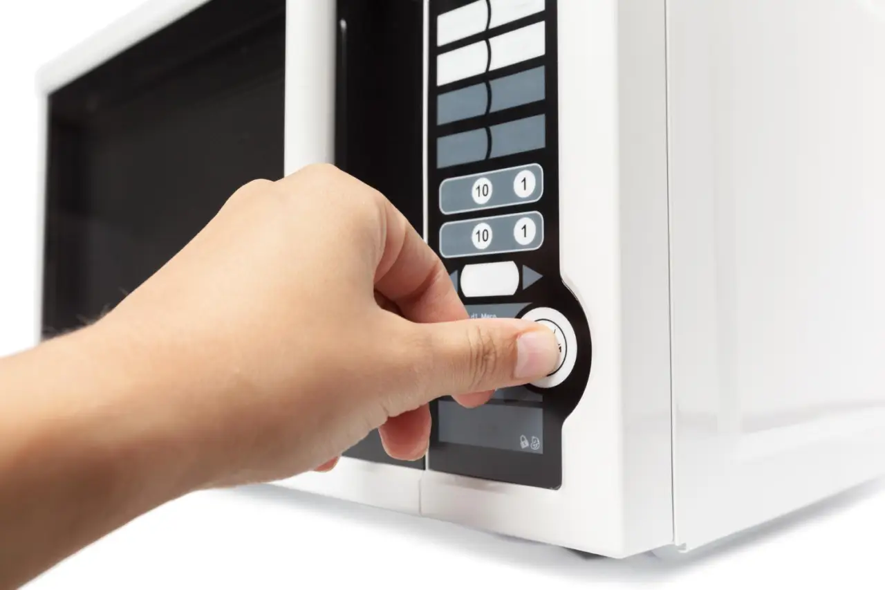 Come pulire il microonde in 5 minuti senza prodotti chimici Come pulire il microonde in 5 minuti senza prodotti chimici