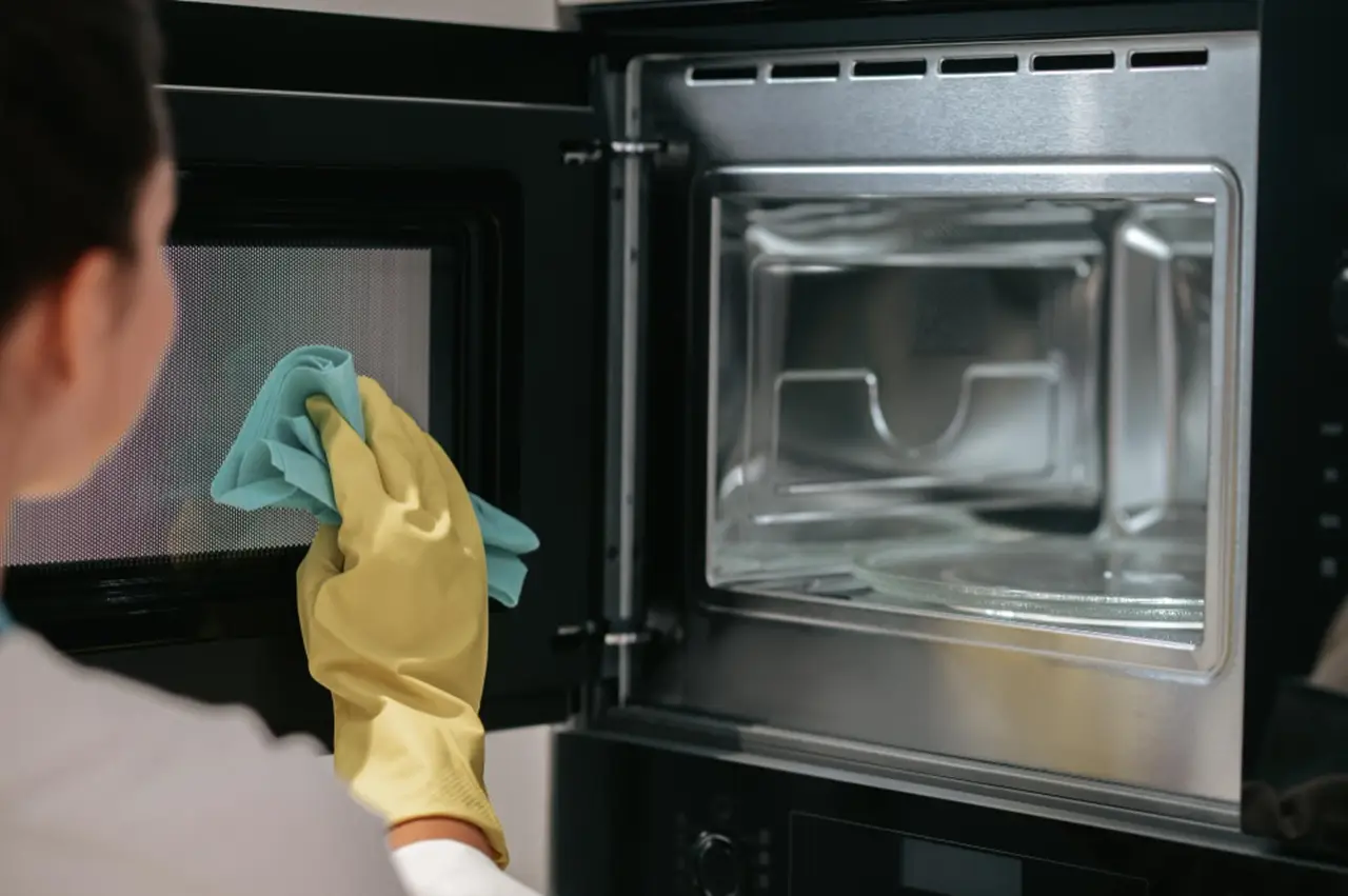 Come pulire il microonde in 5 minuti senza prodotti chimici Come pulire il microonde in 5 minuti senza prodotti chimici