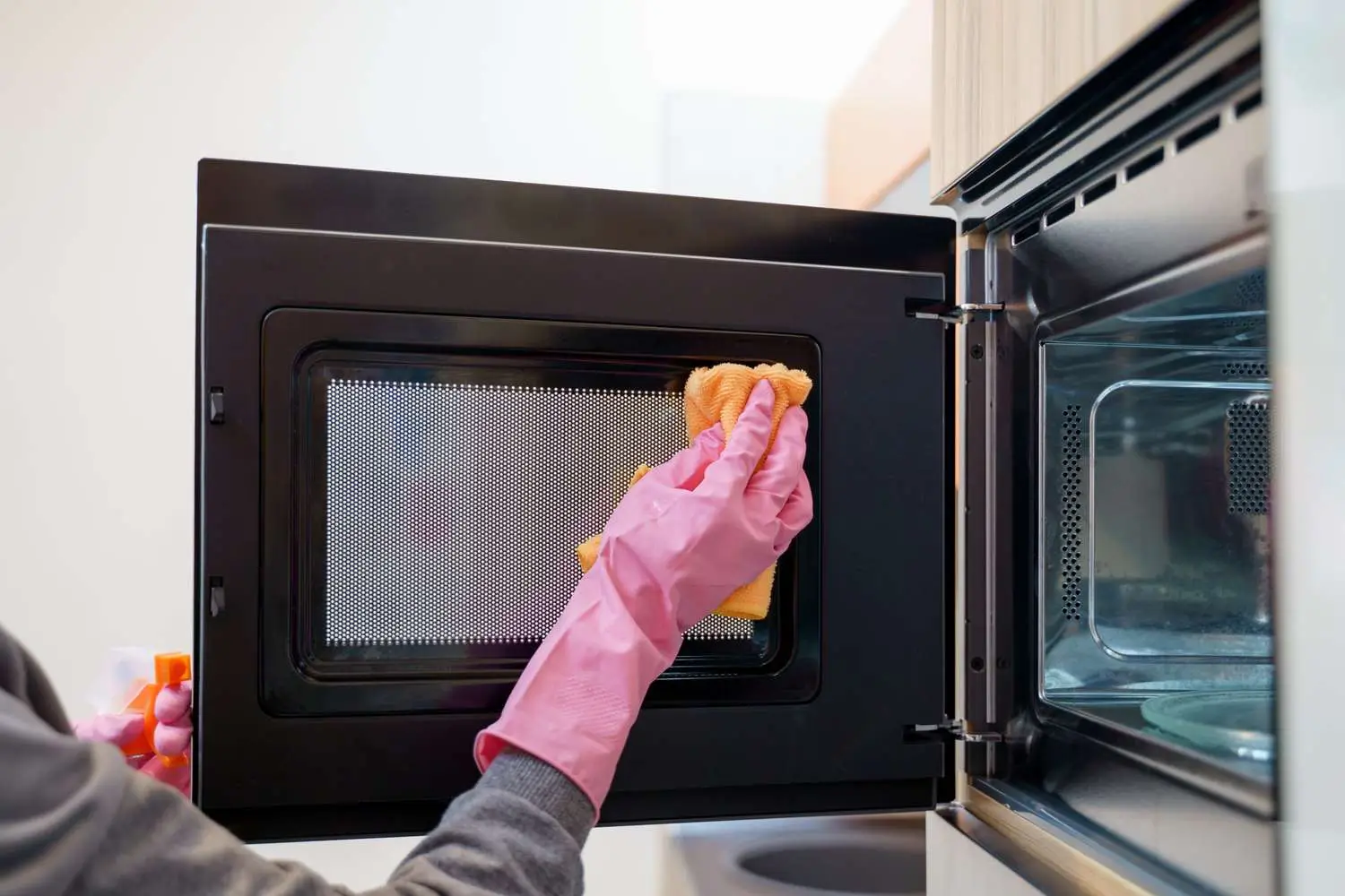 Come pulire il microonde in 5 minuti senza prodotti chimici Come pulire il microonde in 5 minuti senza prodotti chimici
