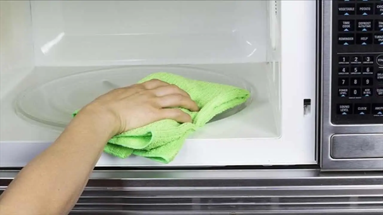 Come pulire il microonde in 5 minuti senza prodotti chimici Come pulire il microonde in 5 minuti senza prodotti chimici